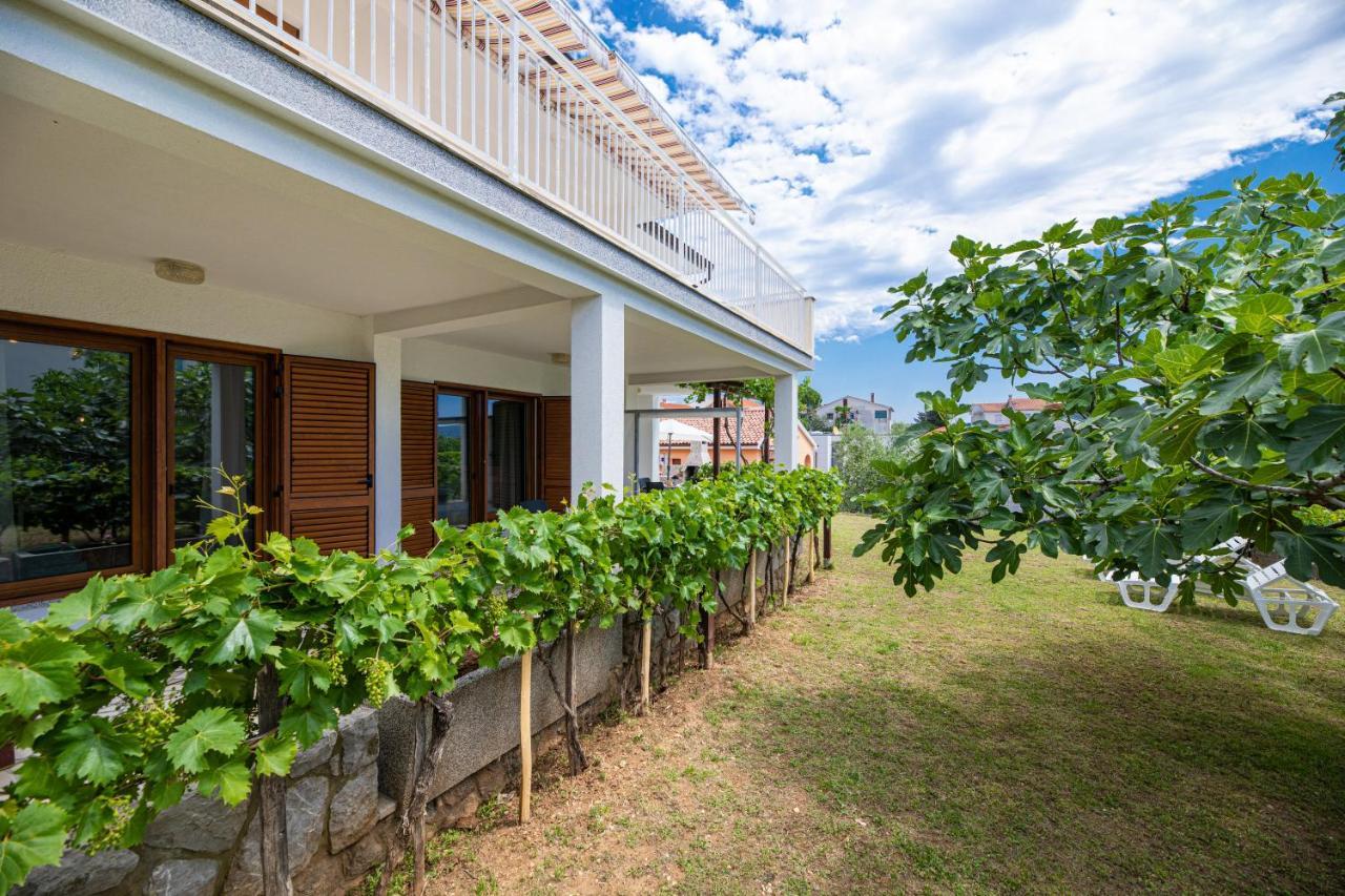 Apartments Vjeko Krk Town Exterior photo